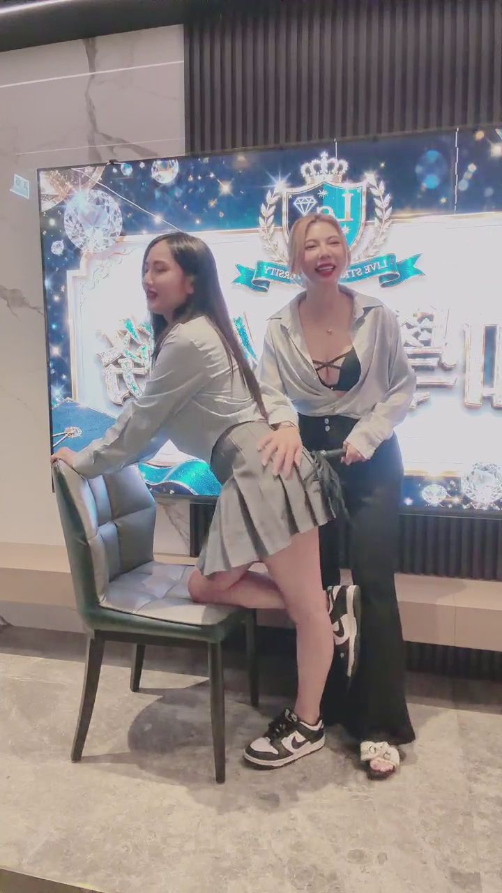  : 百褶裙女孩的壞壞時間，這種🙈 🙉 🙊互動你受得了嗎？🔥 #百褶裙 #性感互動 #派對