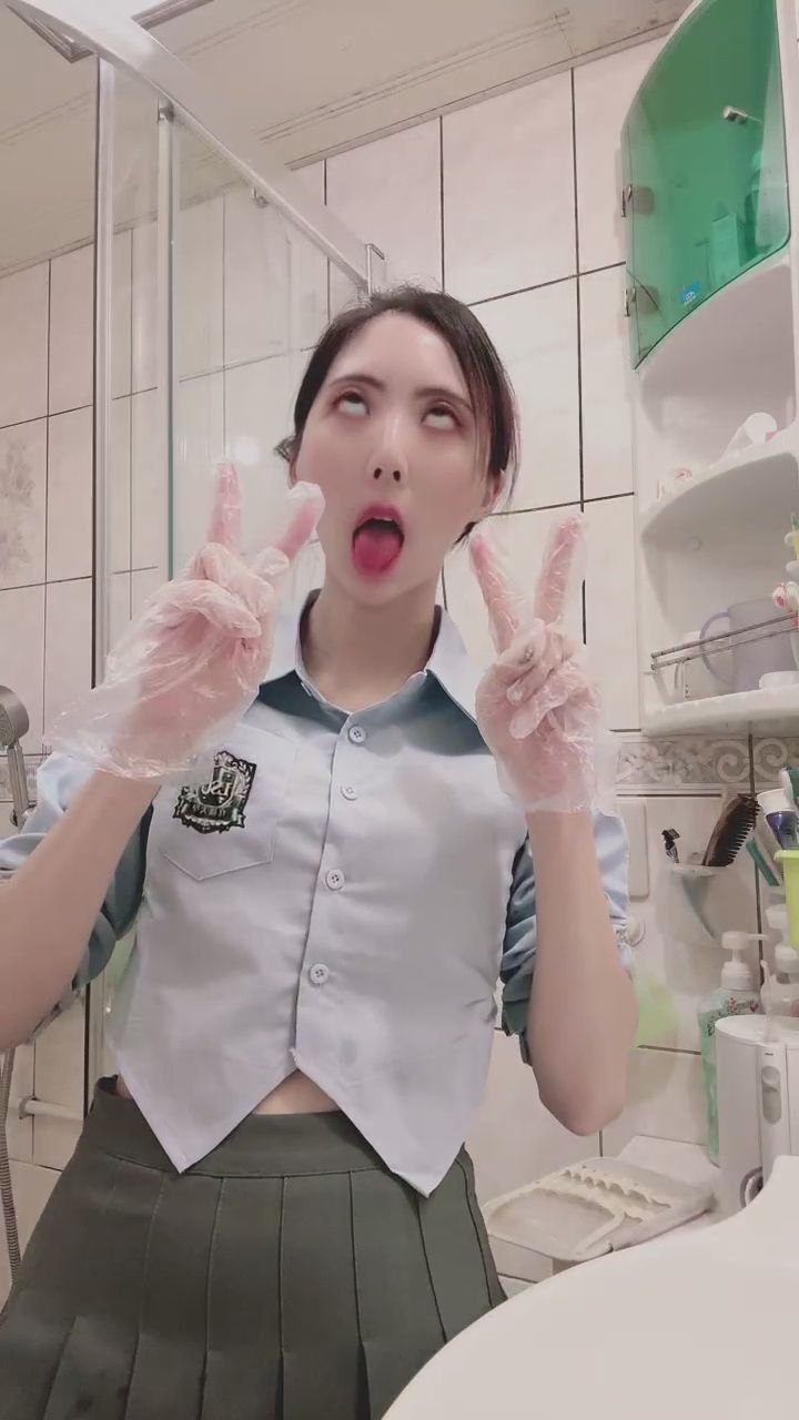  : 看到最後！這個表情你給幾分？😜 #制服 #表情 #心動瞬間Babe