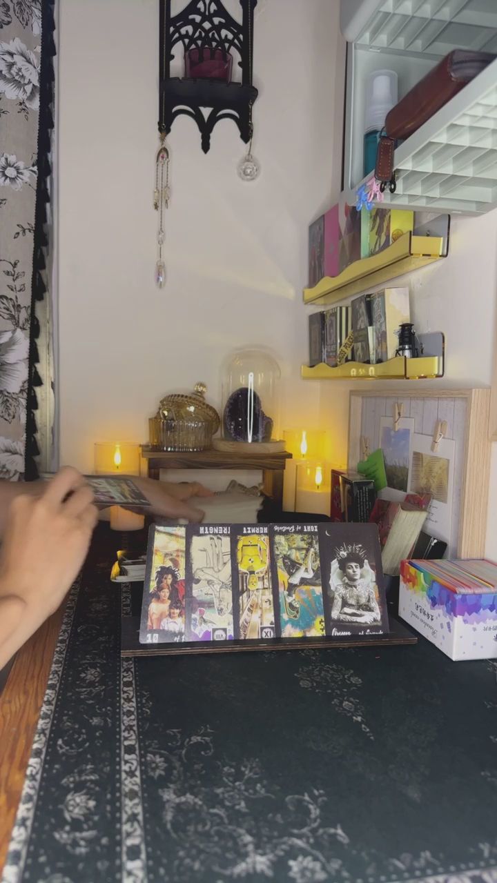 innerlighthouse : 揭開命運的指引🔮 看看今天的塔羅牌想告訴你什麼秘密？「戀人」與「力量」的出現暗示著什麼呢？✨ #塔羅占卜 #神秘感 #運勢測驗 #翻牌儀式 #直播精華