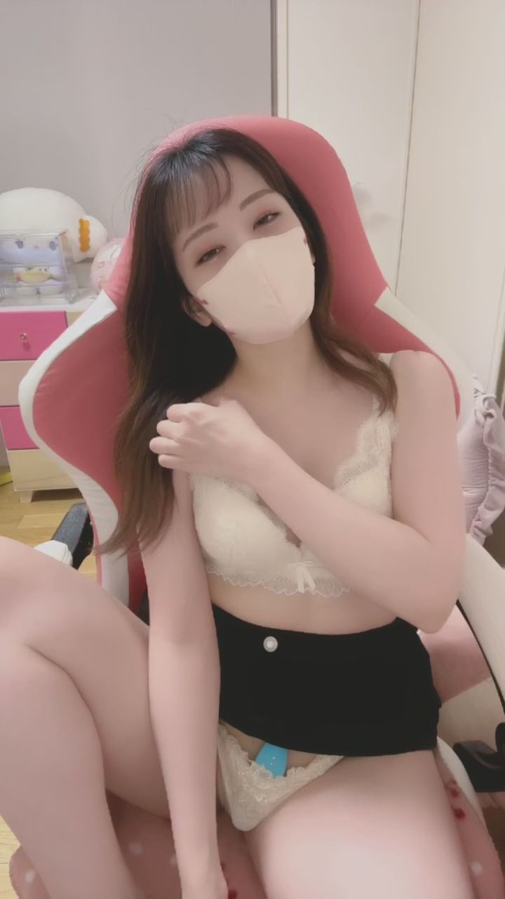nozomi_xx : 從脫下上衣的那一刻起，視線就無法移開... 準備好迎接這份大驚喜了嗎？🔞✨ #福利放送 #解鎖 #性感 #深夜專屬