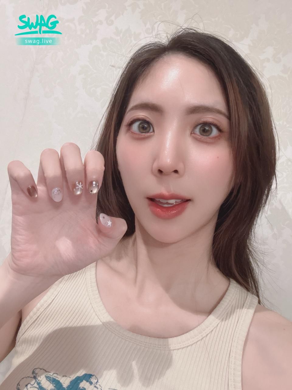 ve_venus : 妍做的美甲長長了💅Babe
