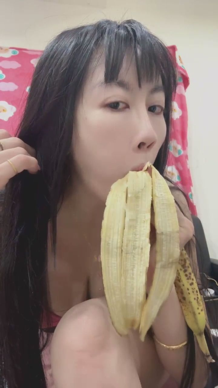 guest_273_d1009f76ee : 超近距離吃播！這樣看著你，心跳有加速嗎？🍌💋 #吃播 #近距離 #眼神交流