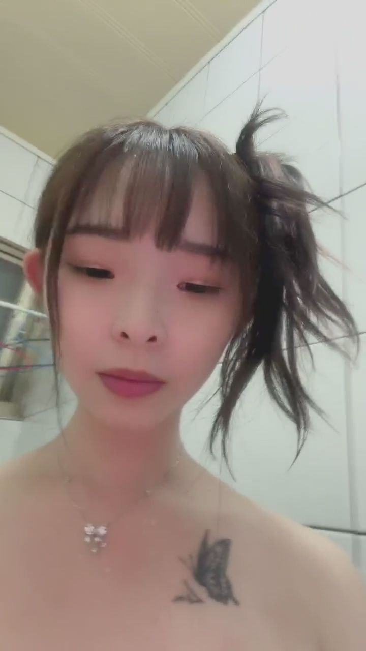  : 浴室裡的私密高潮，發光玩具帶來最真實的愉悅✨🚿 #浴室誘惑 #真實反應 #性感時刻
