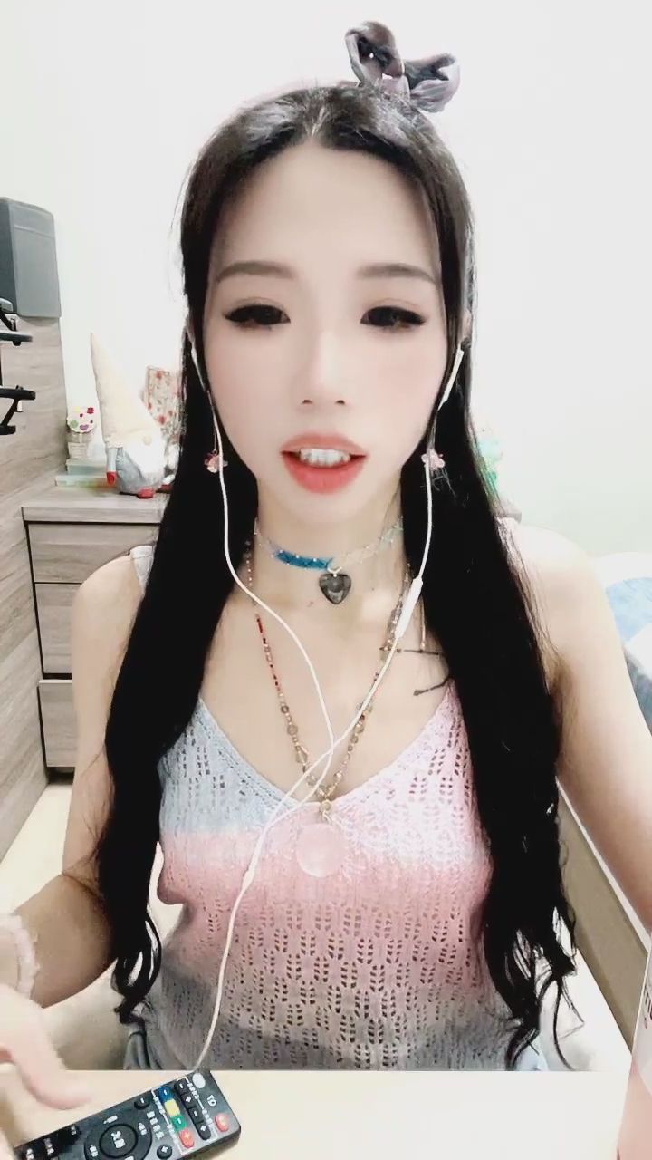 quin.1205 : 站起來整理一下衣服,今天的穿搭你們喜歡嗎? #穿搭 #好身材 #直播分享