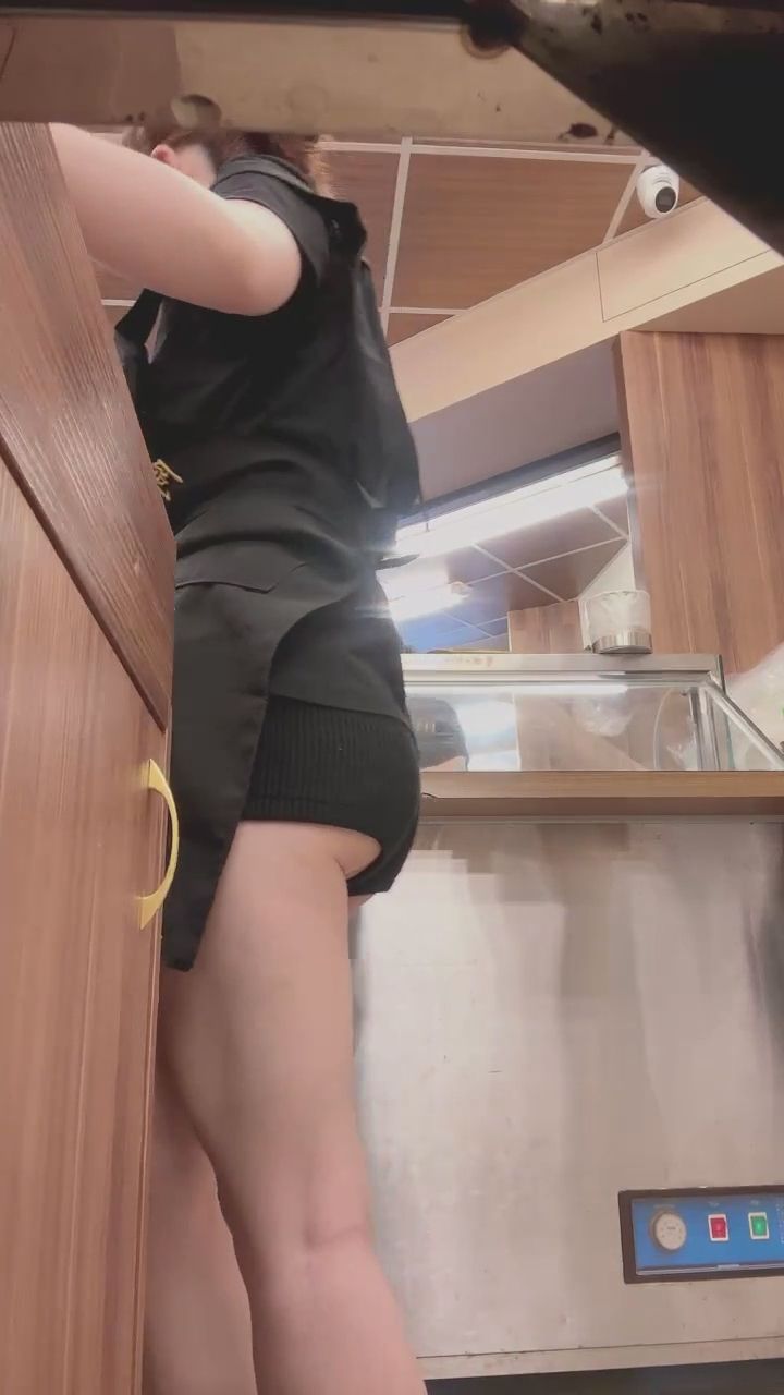  : 換個視角看日常，最後一下真的太近了... 😳 #低視角 #制服誘惑 #日常紀錄