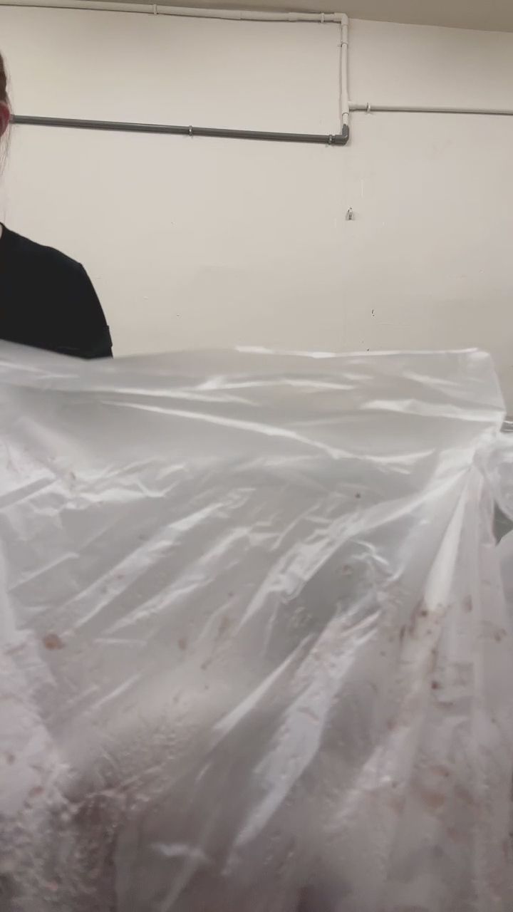  : 認真工作的背影最迷人！在狹窄空間裡俯身整理東西的自然瞬間，不小心對視到了🫣💦 #日常 #偷拍視角 #打工日常 #自然反應