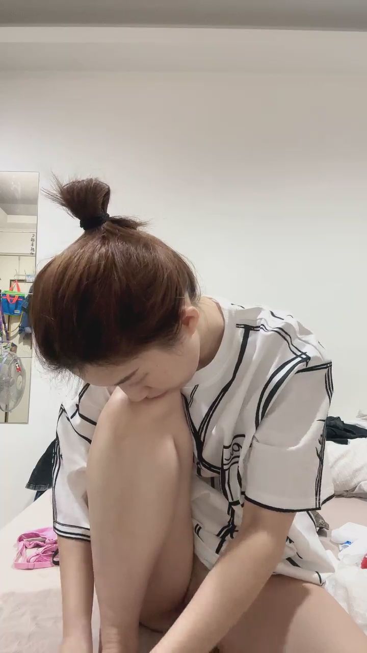  : 專心修剪腳趾甲的樣子，加上不經意的前傾...你的視線放在哪裡呢？👀✨ #居家日常 #不經意的小性感 #福利時間Babe