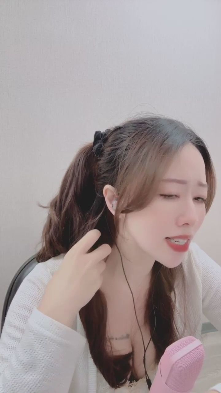  : 閉上眼，跟我一起感受這份心跳的頻率。✨ #陶醉 #氛圍感 #魅力時刻