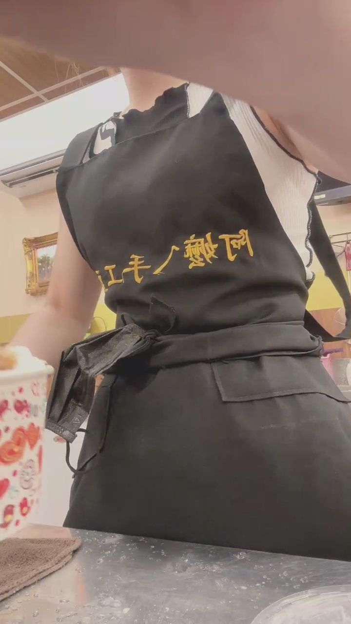  : 認真工作的女孩最迷人，這個轉身清理太俐落了！ ✨ #正妹店員 #工作日常 #側拍