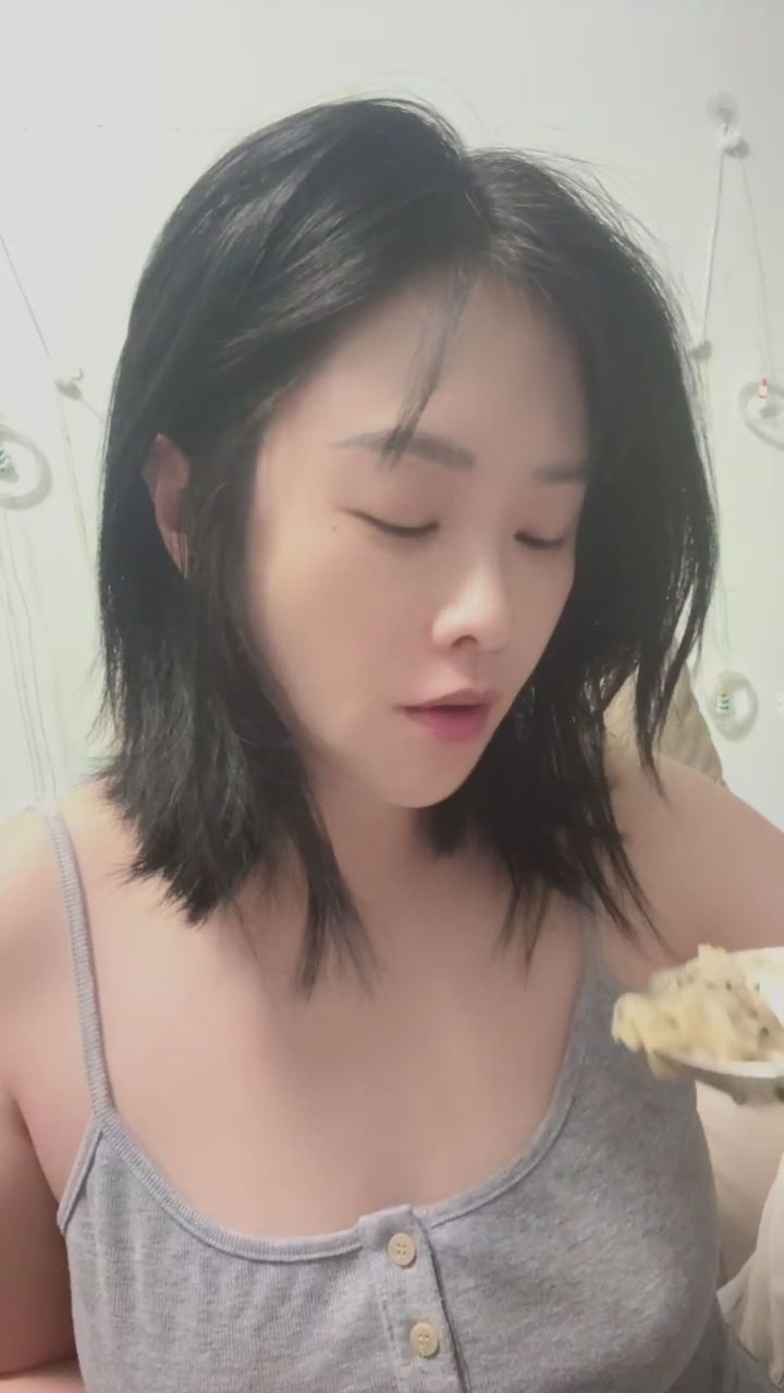 loveevelyn : 這一口吃得好滿足🤤 肚子餓了嗎？來陪我一起吃吧！ #居家日常 #吃播 #私密視角