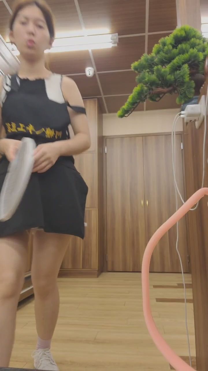  : 黑色圍裙搭配牛仔短裙，忙碌的身影你給幾分？💯 #工作服 #短裙穿搭 #日常動態