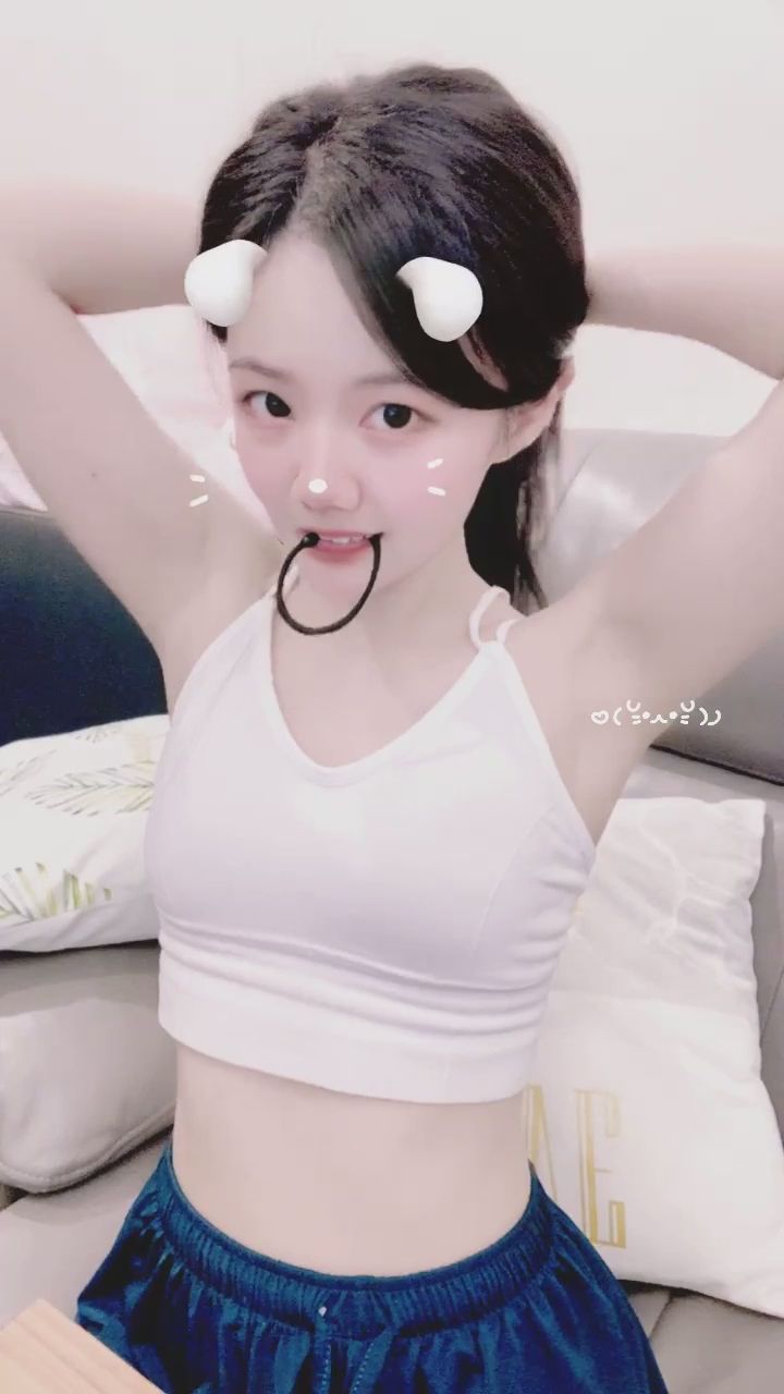  : 🫪紮馬尾的女孩最迷人？💚嘴裡叼著髮圈的樣子，是不是讓你看得目不轉睛？✨ #馬尾控 #居家日常 #性感