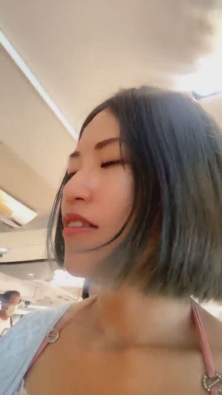 : 週末的商場約會，牽著手一起搭手扶梯吧！你喜歡這樣的日常嗎？ ✨ #約會日常 #女友視角 #心動瞬間
