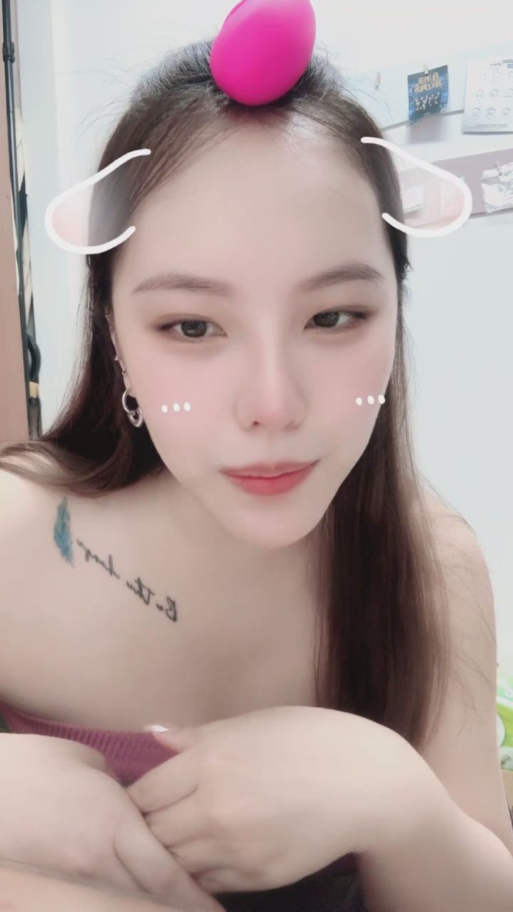 ee971014 : 再靠近一點點,我想聽清楚你對我說的話 💖🥺 #深情對視 #心動瞬間 #零距離