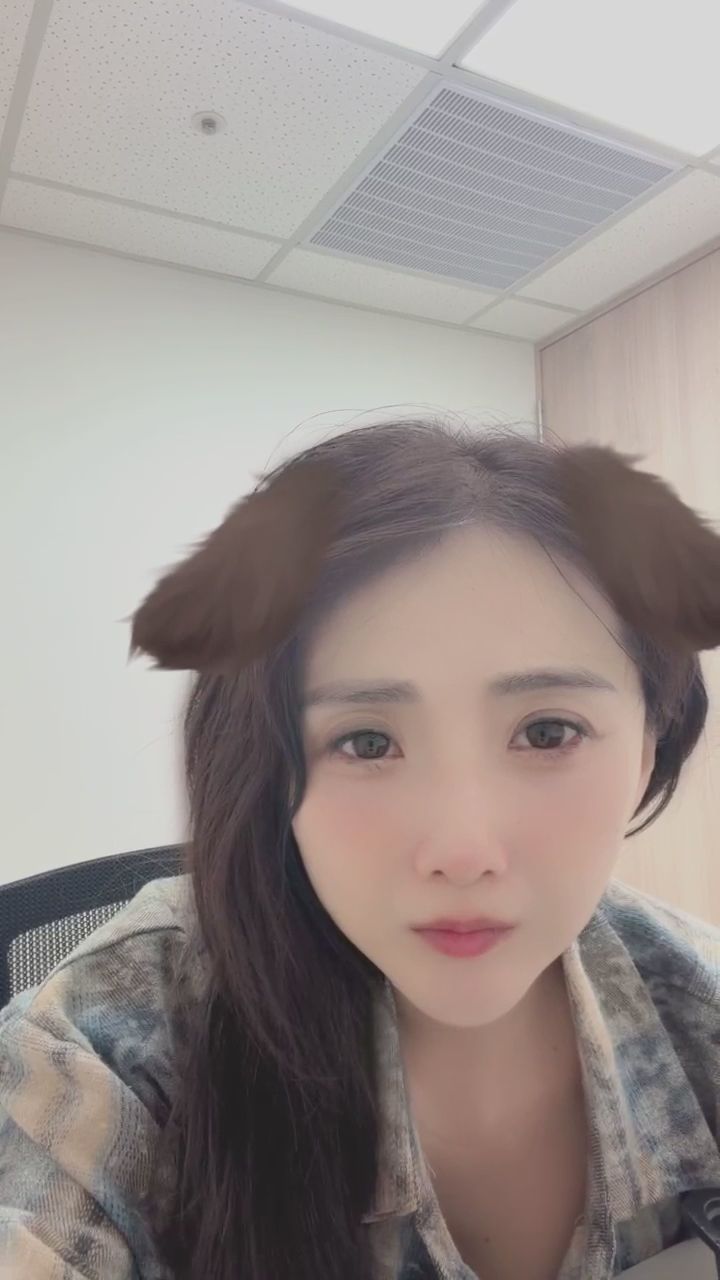 phoeeebe : 慵懶伸個懶腰，接下來的對視你受得了嗎？👀✨ #慵懶 #女友感 #心動瞬間