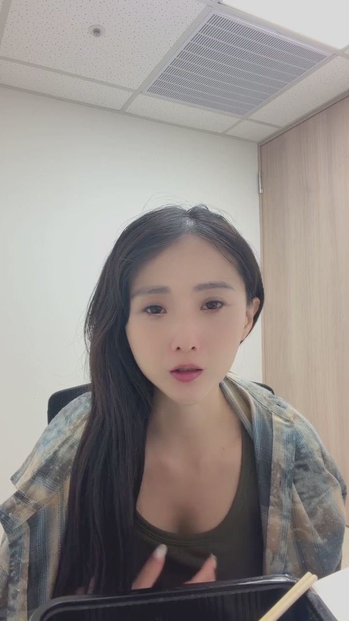  : 陪我吃完這頓飯，最後的飛吻是給你的喔！💋🍽️ #約會日常 #女友視角 #飛吻