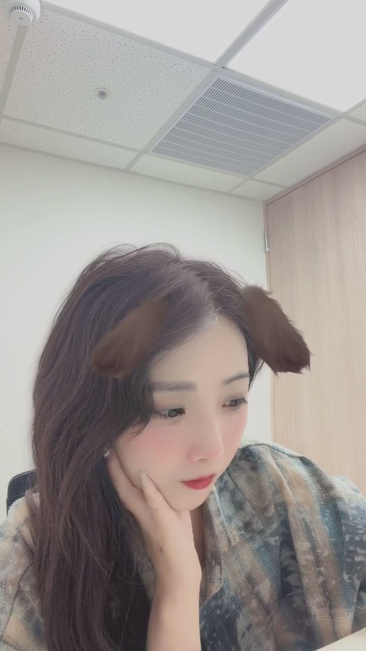 phoeeebe : 靜靜看著你，今天的我有什麼不一樣嗎？✨🥰 #溫柔 #女友感 #日常分享