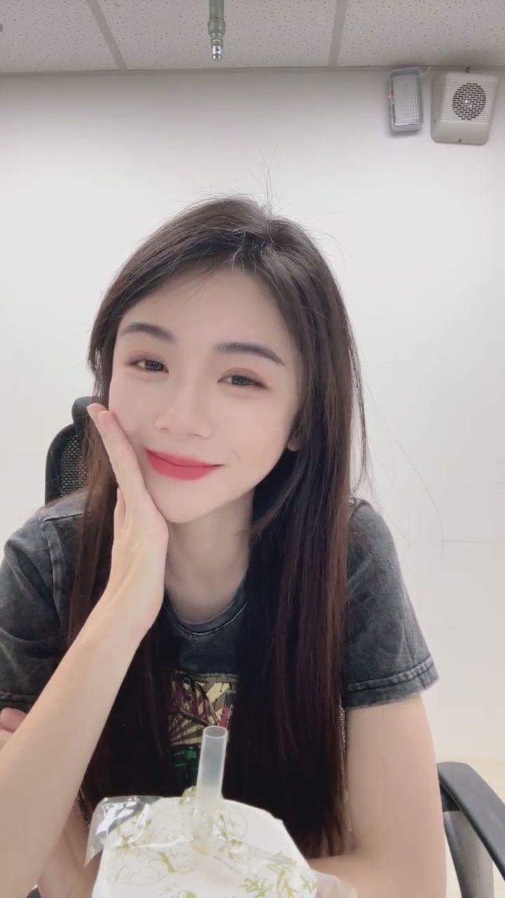  : 喝飲料也要看著你，是不是很乖？🧋✨ #甜美誘惑 #女神直播 #心動時刻