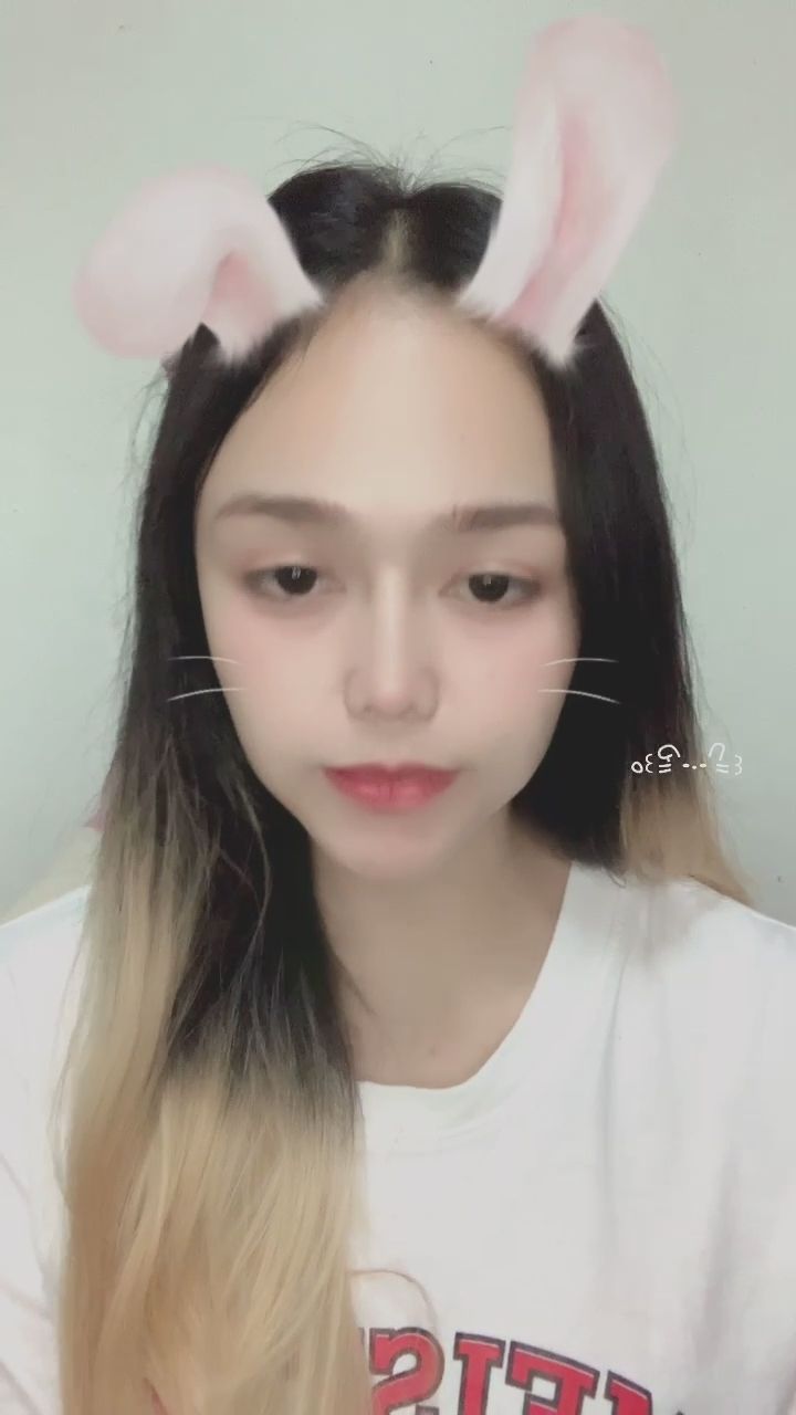  : 被這隻小兔子可愛到了嗎？🐰💕 來看我的調皮瞬間！ #甜心 #兔耳 #女友感 #直播日常