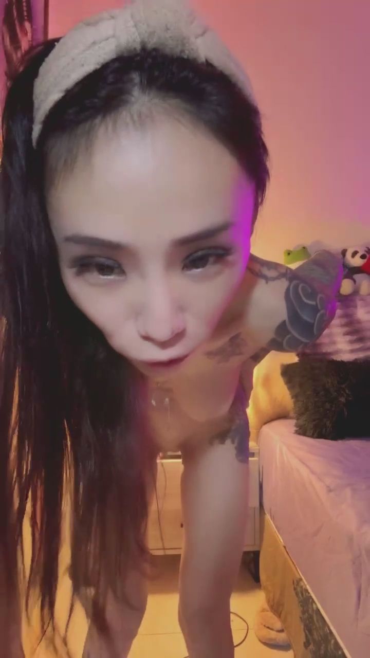  : 我已經盡力了？高難度拉伸與刺青的完美結合絕對讓你大開眼界！✨😈 #柔軟 #刺青辣妹 #性感身材