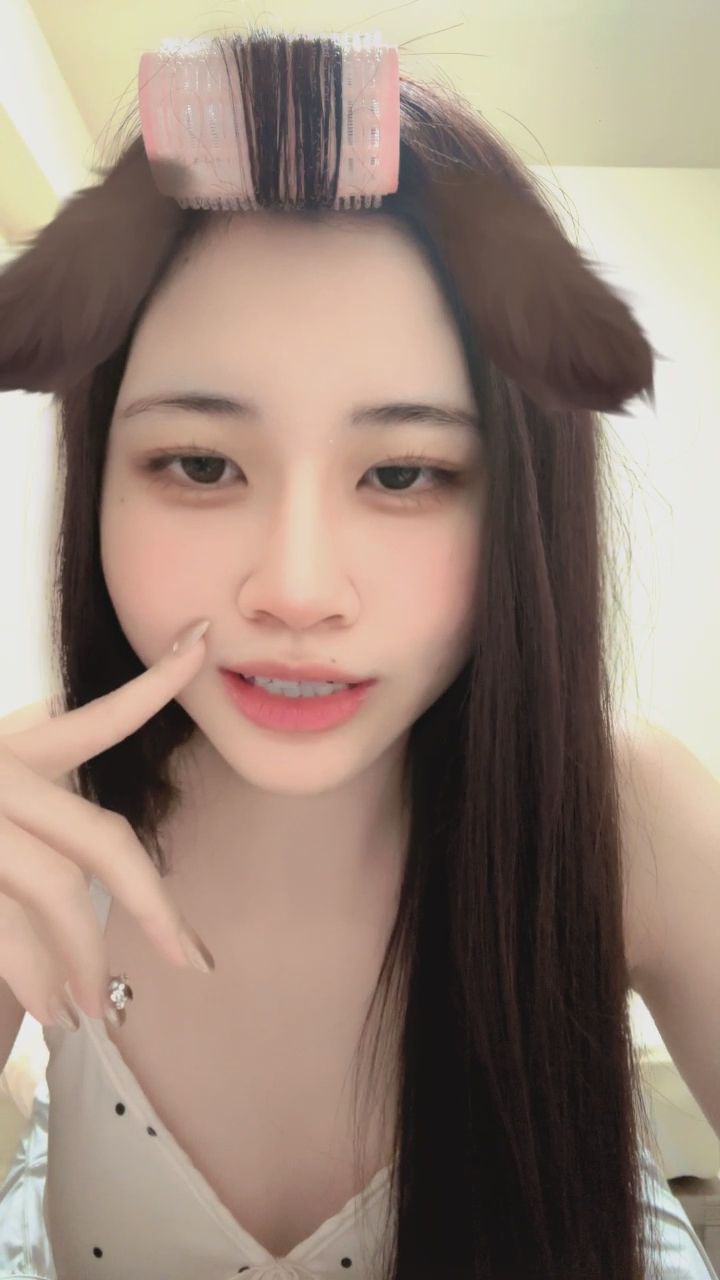  : 想捏捏這張可愛的臉嗎？🥺 居家俏皮女孩的日常互動太甜啦！快來陪我聊天～ #居家 #俏皮 #可愛女孩 #女友感