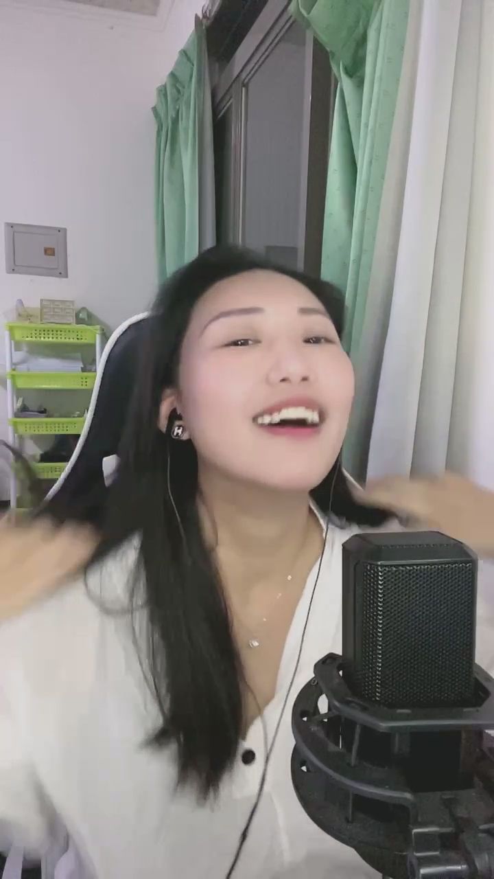  : 說話間展露的燦爛笑容，雙手整理頭髮的樣子太自然可愛 了！ #自然美 #互動日常 #直播推薦