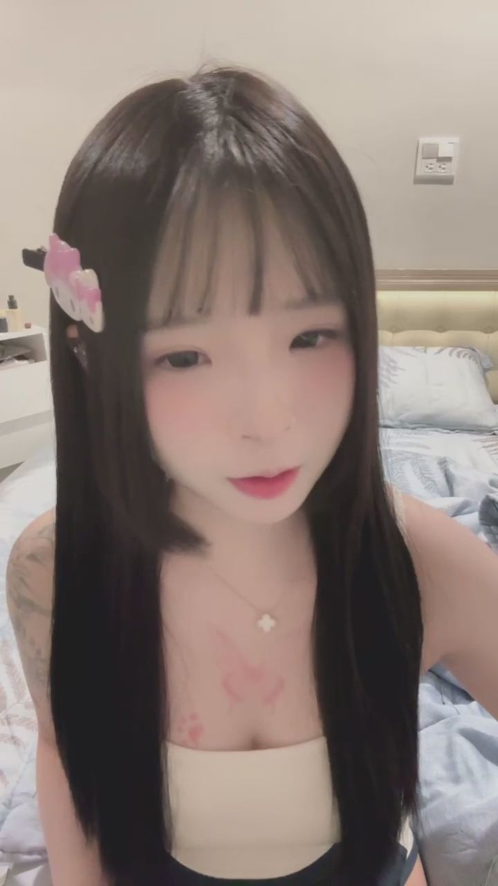 flower_bb : 越靠越近...被這樣的眼神注視著，你還能保持冷靜嗎？💓 #近距離特寫 #純慾 #眼神交流