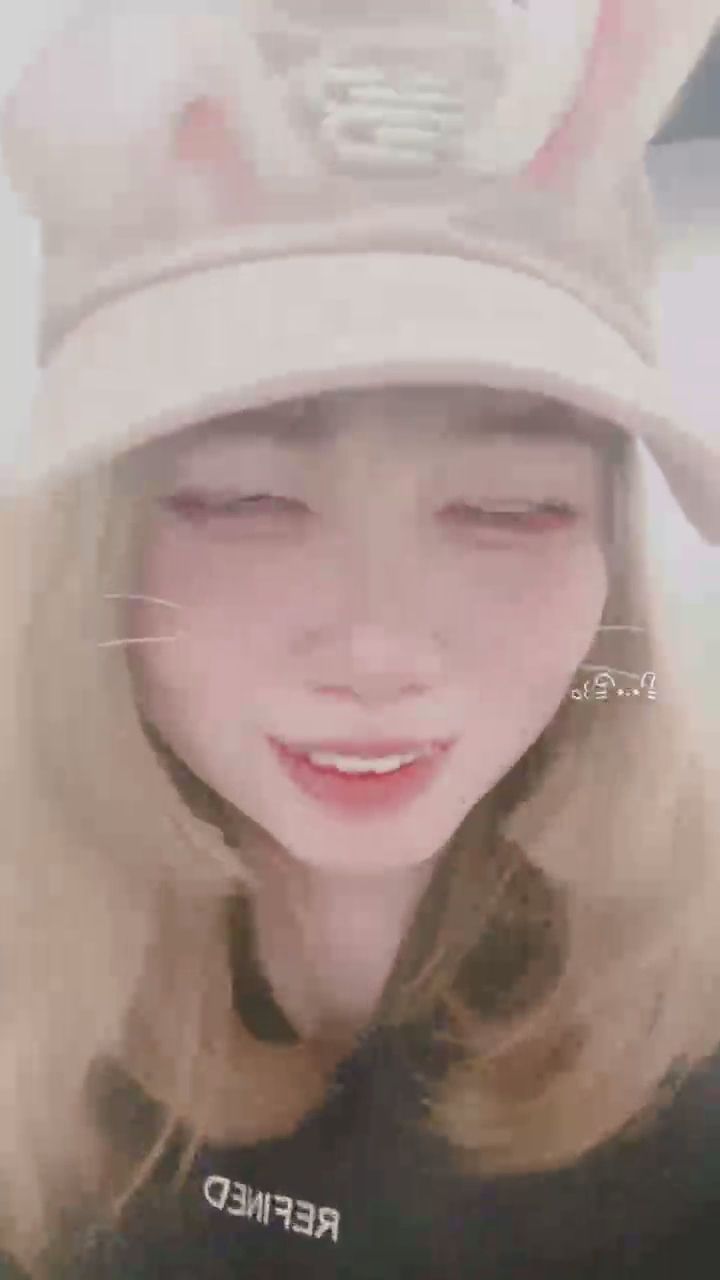  : 隨著節奏輕輕搖擺，最後那一下開懷大笑真的太治癒啦！✨🥰 #治癒系 #甜妹 #可愛 #生活分享