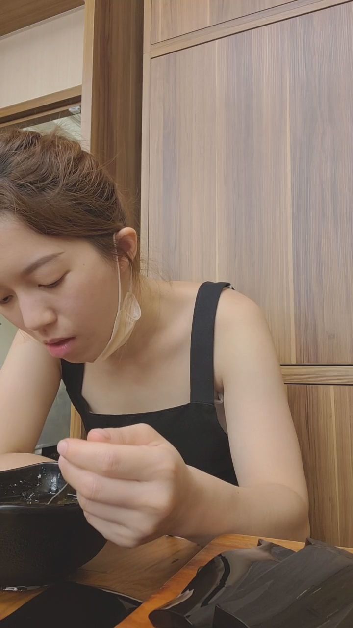  : 看她吃得這麼香，你的午餐吃了嗎？😋 #吃貨日常 #甜美 #女友視角