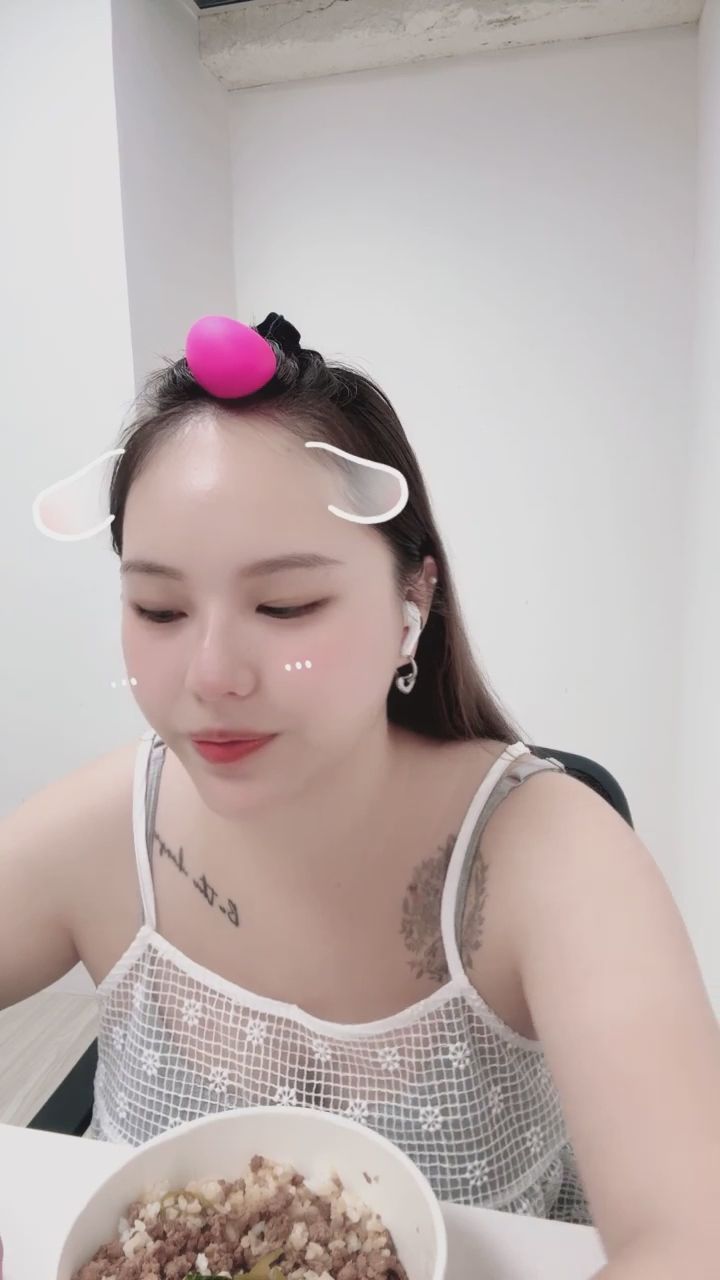 ee971014 : 戴著這個吃飯真的憋不住笑啦!這樣的我是不是有點調皮?🤭 #日常吃播 #反差萌 #性感主播 #搞笑日常