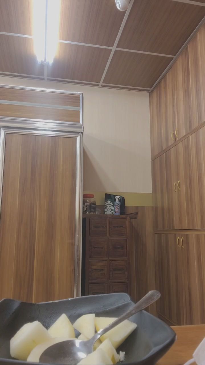  : 忙完休息一下，陪我吃點水果吧？🍓 #廚房日常 #休息時間 #女友感