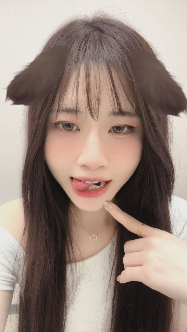  : 這樣調皮的眼神和表情，你受得了嗎？👅🔥 #誘惑 #性感 #舔唇 #挑逗 #心動瞬間