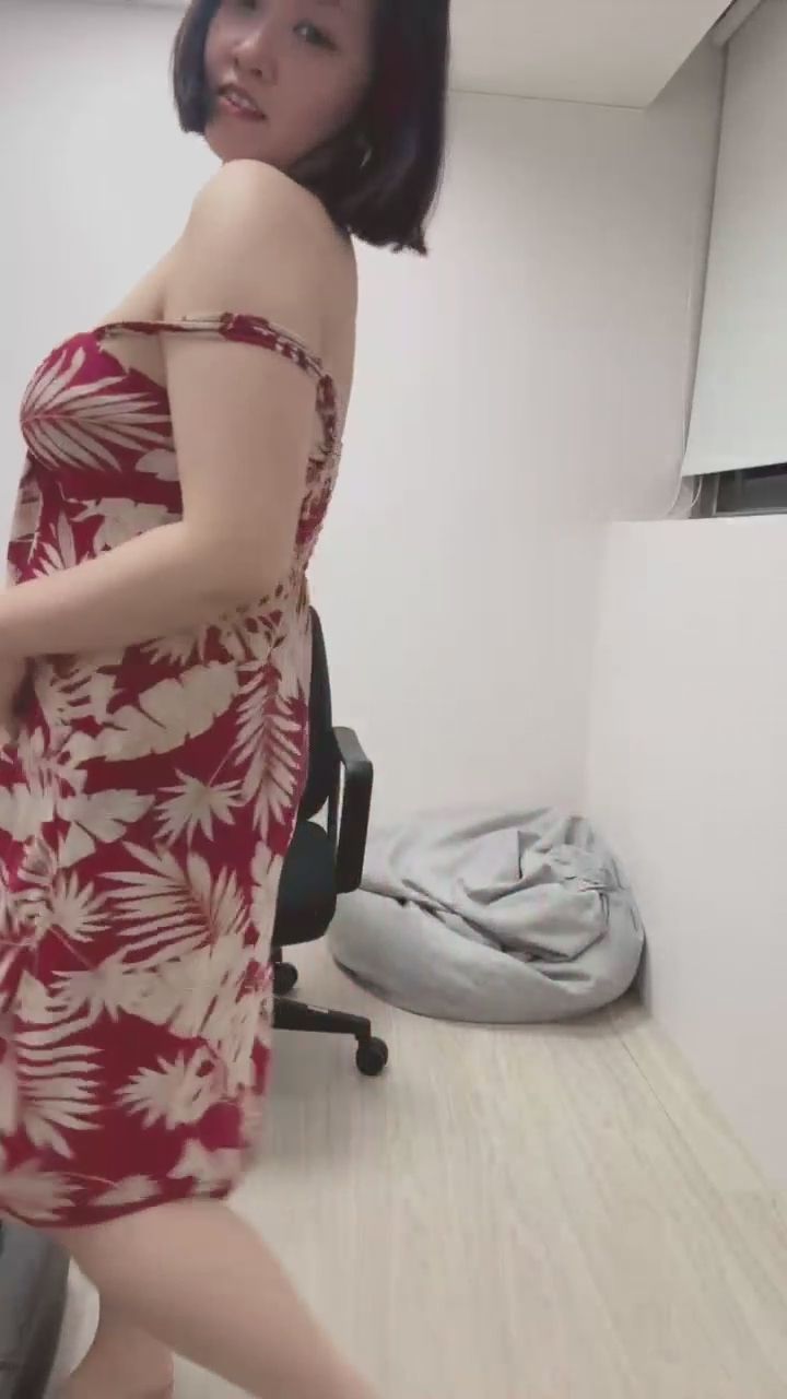  : 充滿活力的熱舞與肩帶滑落的瞬間，迷人視角大放送！ #性感舞步 #純欲 #迷人