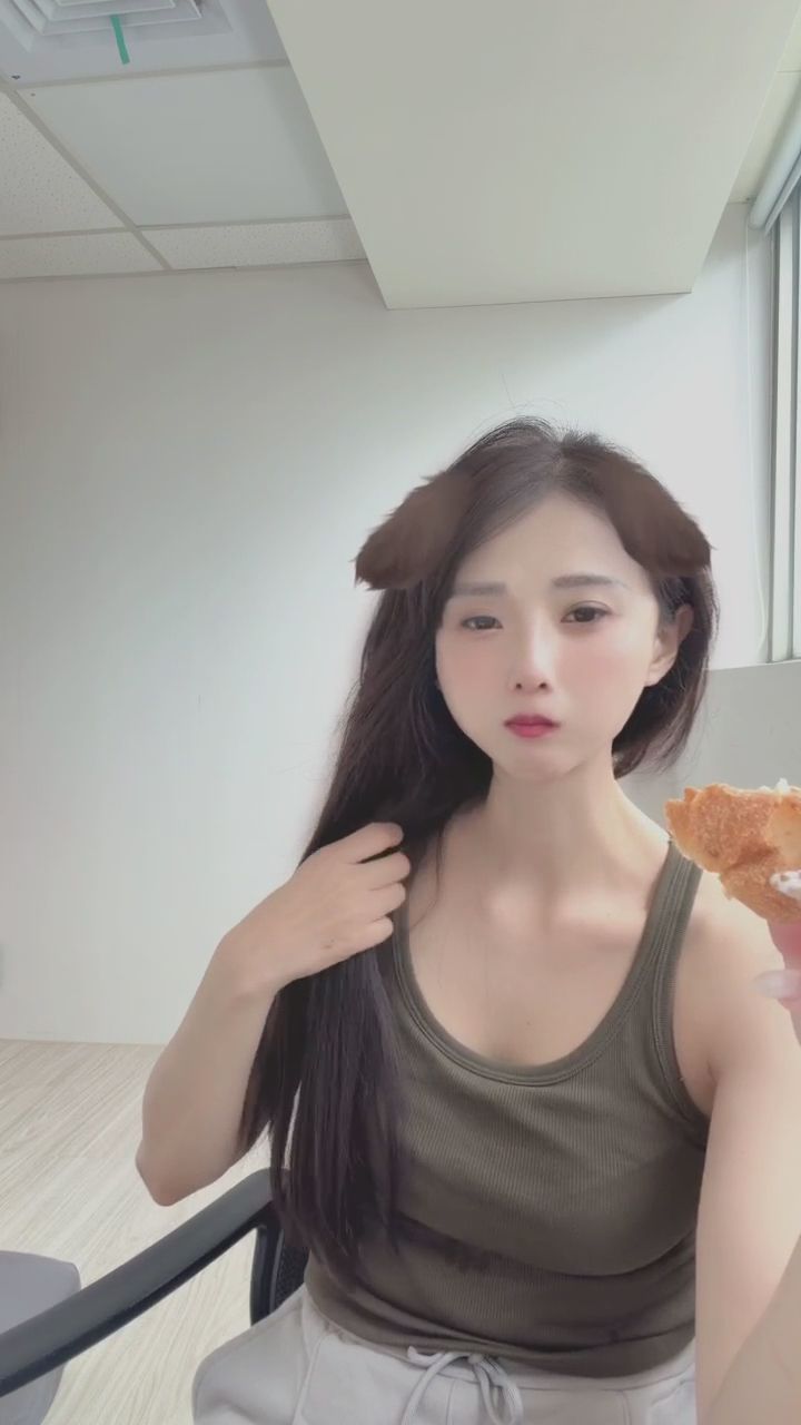 phoeeebe : 這滋味看了是不是也想嚐一口？🤤 #吃播 #誘惑 #眼神交流 #微性感