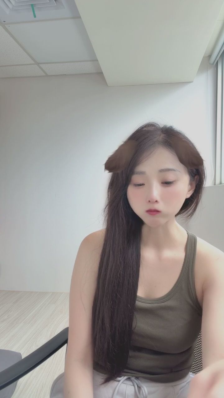 phoeeebe : 深情對視後的這個轉身，你給幾分？✨ #完美曲線 #魅力轉身 #心動瞬間 #女神