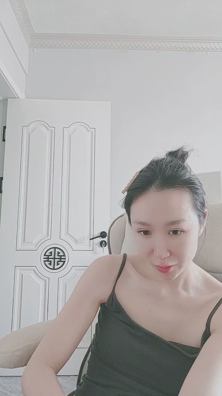  : 捕捉到這個心動的瞬間了嗎？❤️ 居家互動最溫柔的日常。#回眸一笑 #心動瞬間 #女友感 #日常互動