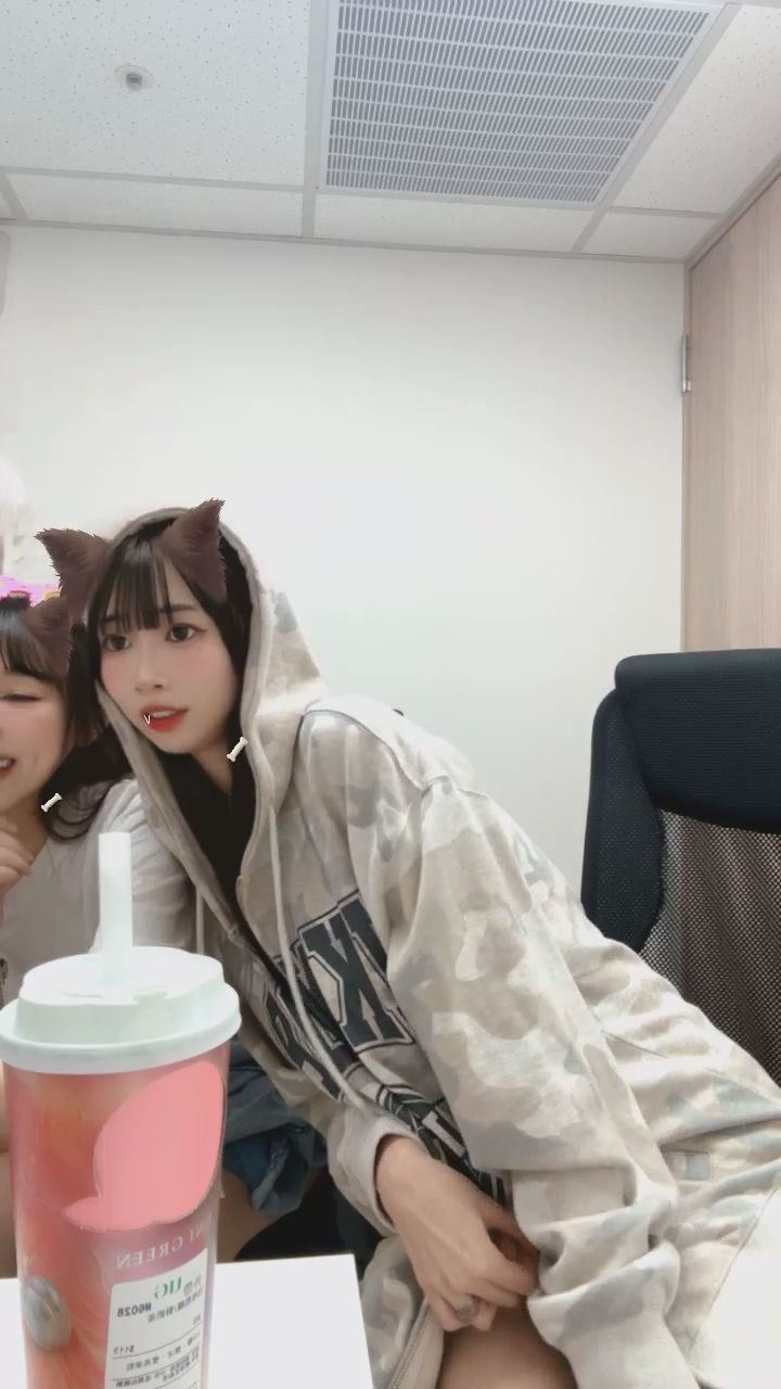  : 雙倍的可愛來了！跟閨蜜一起賣萌你選哪一個？👯‍♀️✨ #閨蜜 #貓系女孩 #可愛日常