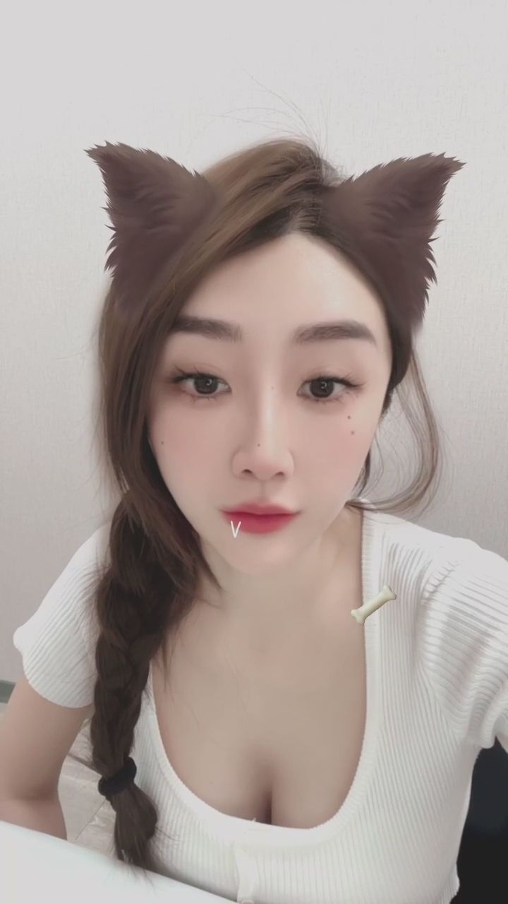  : 離鏡頭再近一點！這份甜美笑容你心動了嗎？❤️🐱 #甜美笑容 #貓耳少女 #心動對視 #微性感