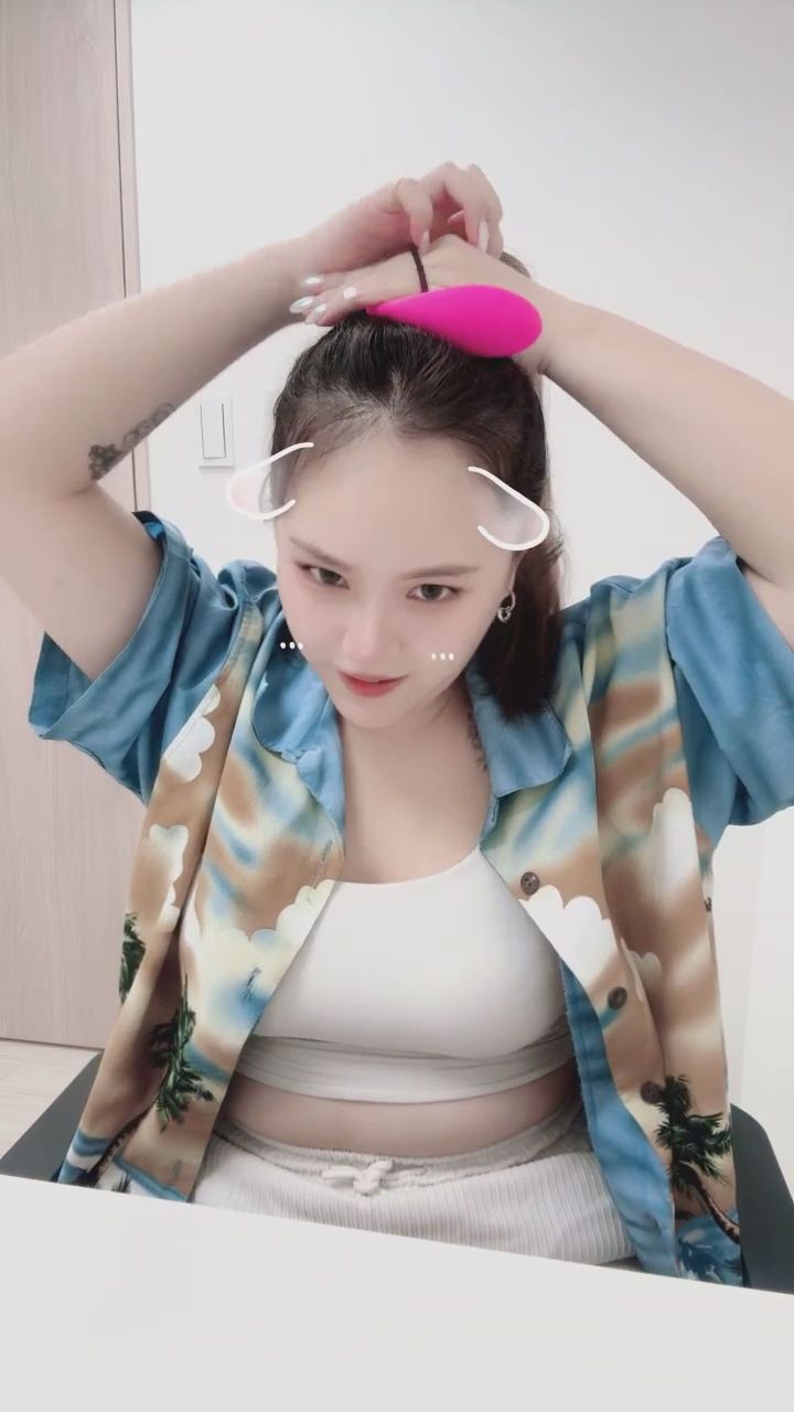 ee971014 : 發現亮點了嗎?這個「特別」的髮飾是不是很搶眼 😉 #心動 #性感尤物 #誘惑