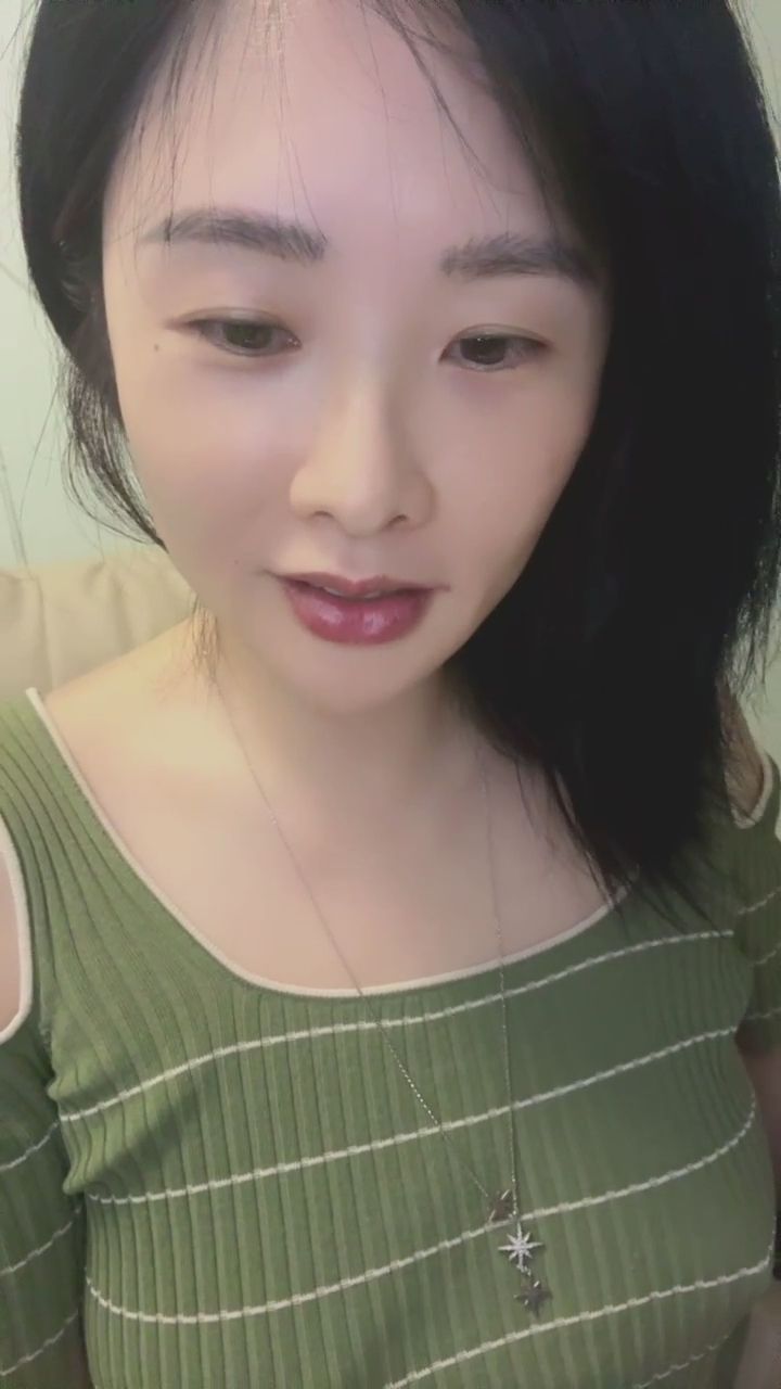 loveevelyn : 今天的互動是不是有點太犯規了?快來感受這份心動 💚 #心動 #誘惑 #微露