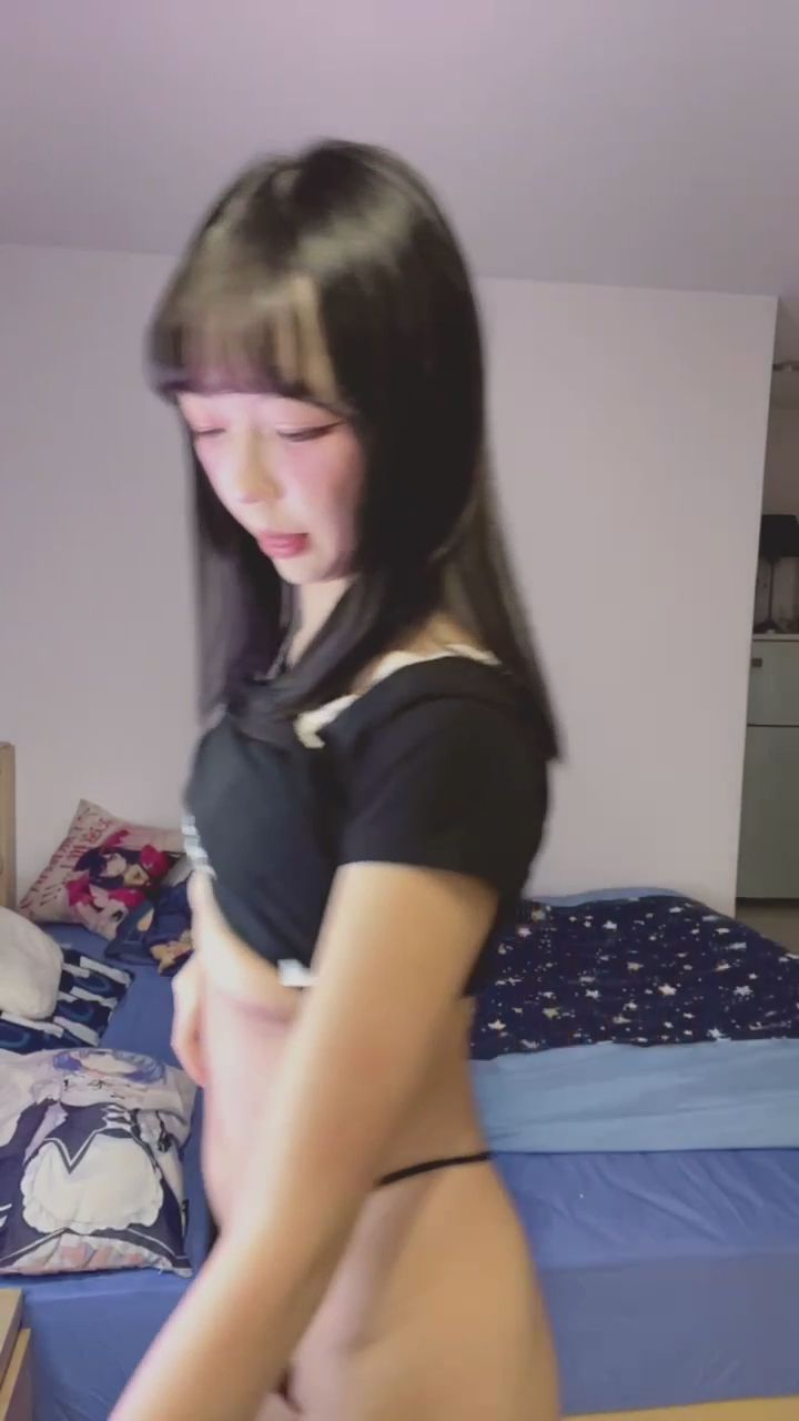 smallyume : 咬住衣服的這一刻,你受得了嗎?🥵 #南半球 #性感熱舞 #丁字褲