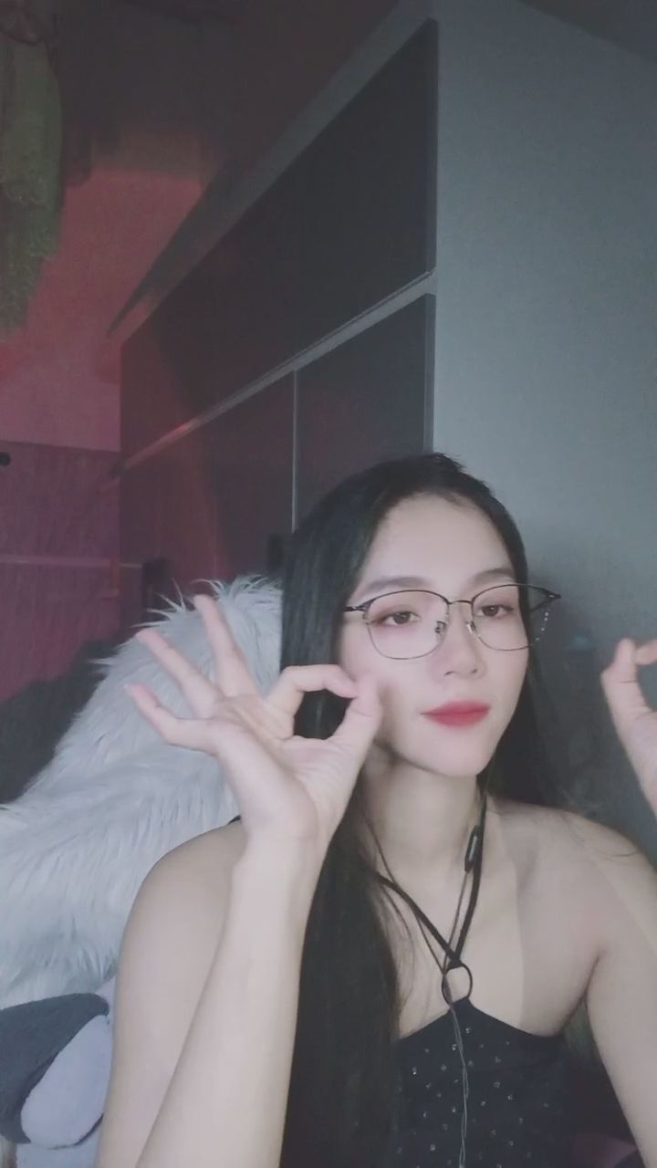 naberyy : 眼鏡女孩的專屬取景框,你的視線被捕捉了嗎?👀✨ #眼鏡娘 #眼神交流 #手勢互動 #心動瞬間