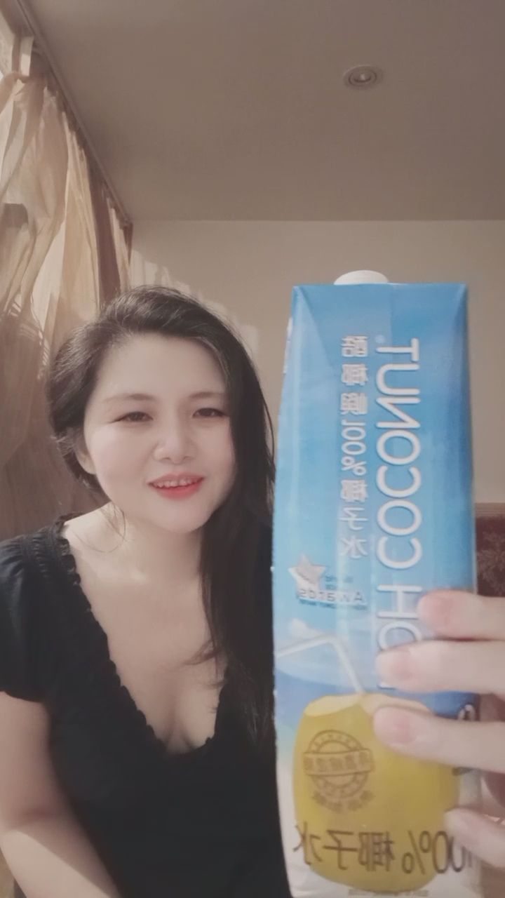 rika55 : 想來一口清涼的椰子水嗎？跟著我一起享受這份愜意吧！🥥💦 #居家日常 #放鬆時刻 #微性感