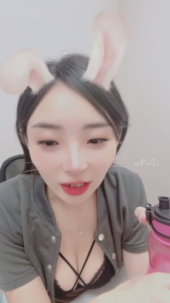  : 誰能拒絕突如其來的黑蕾絲驚喜？這畫面太犯規了吧...🔥 #黑蕾絲 #性感福利 #兔耳女孩