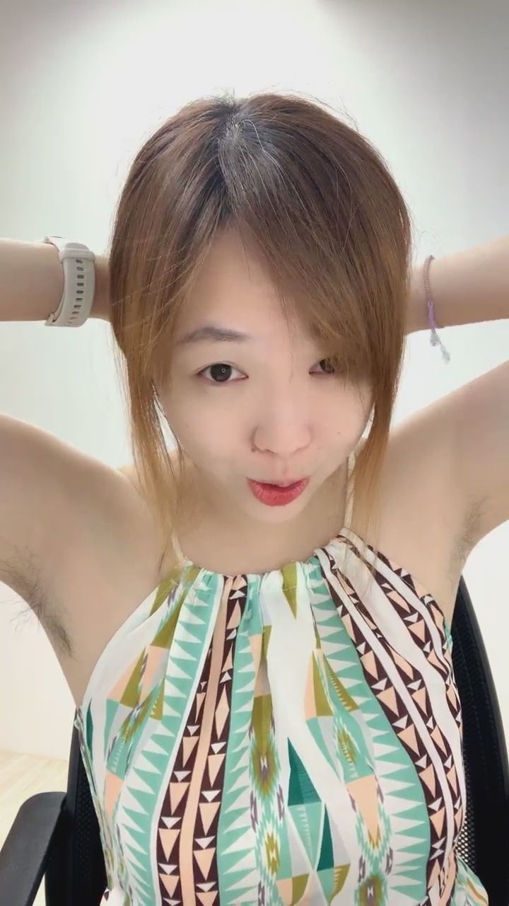 hando_chogua : 這個互動你給幾分？充滿自信的微笑最迷人啦～💖 #自信美 #眼神交流 #日常互動
（愛逛超商的柚子