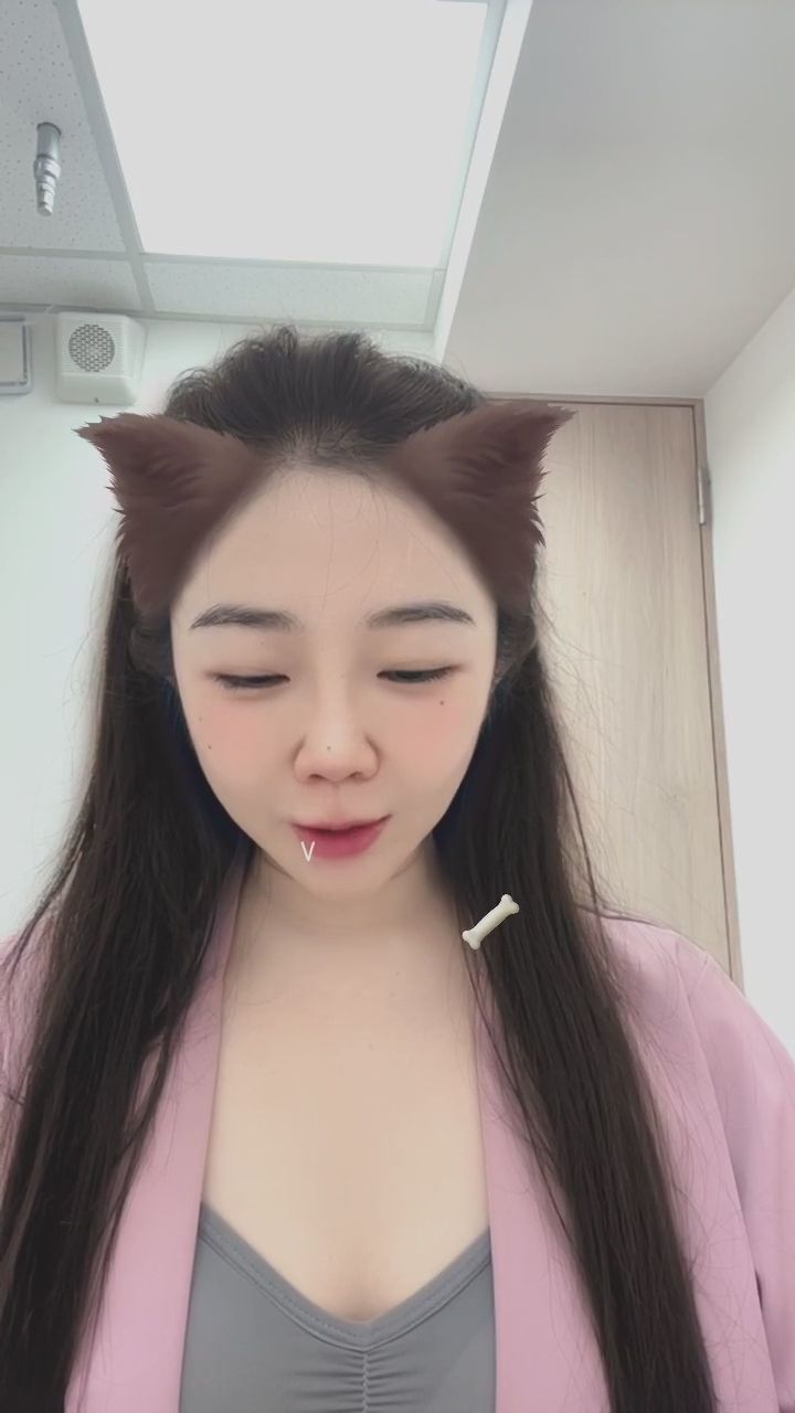chu.55.chu : 🇯🇵這禮拜在日本🌈希望不要被寶寶們遺忘剛回到房間的超甜視角❤️ 這樣看著你會心跳加速嗎？ #女友感 #甜美 #日常 #互動