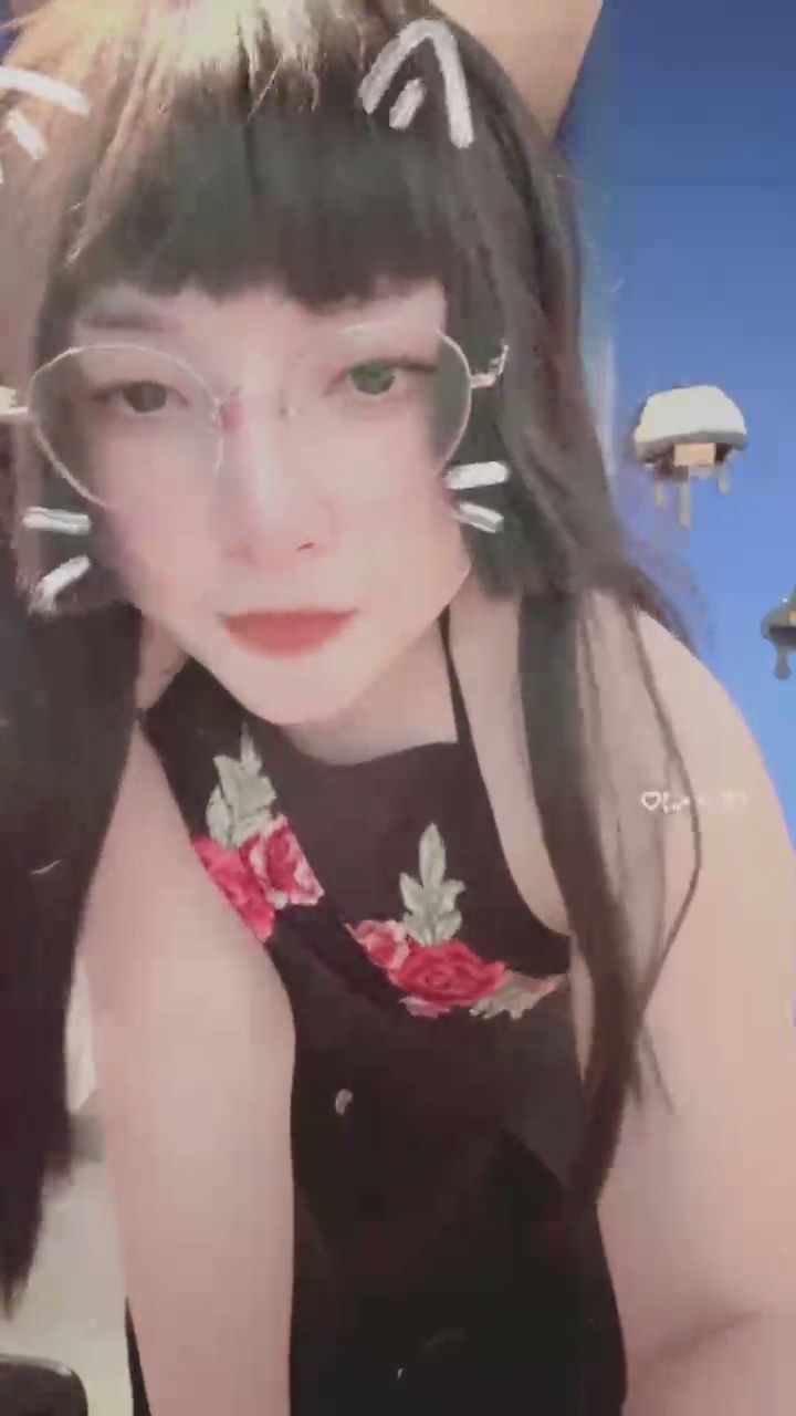  : 靠得這麼近，你捨得移開視線嗎？🥤💋 #近距離 #心動 #俏皮互動