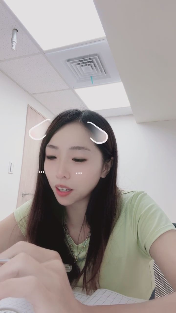  : 唸書累了，給你一點特別的「小獎勵」 😉 喜歡這樣嗎？ #黑襪 #足控 #專屬福利 #撩人瞬間