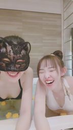 sexylilii : 浴缸裡的調皮時光!貓女郎與甜妹的戲水互動,誰的笑容讓你更心動?🛁💖 #浴缸戲水 #甜美 #性感