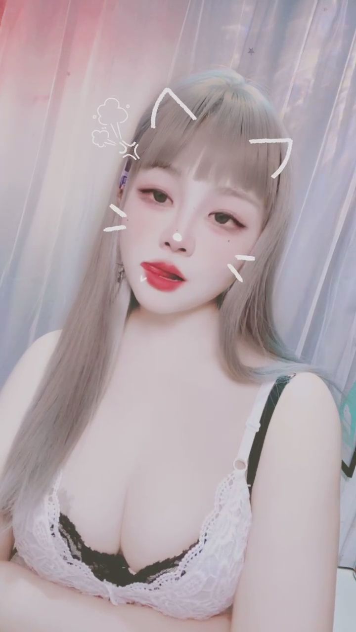  : 白色蕾絲上衣的溫柔與俏皮，捕捉不經意的可愛吐舌瞬間～💕 #蕾絲穿搭 #甜美女孩 #可愛瞬間